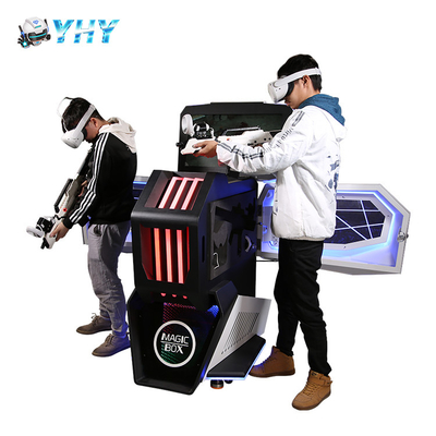 I giocatori diritti dell'interno del gioco 2 del simulatore di VR combattono con i pp sparano i vetri senza fili