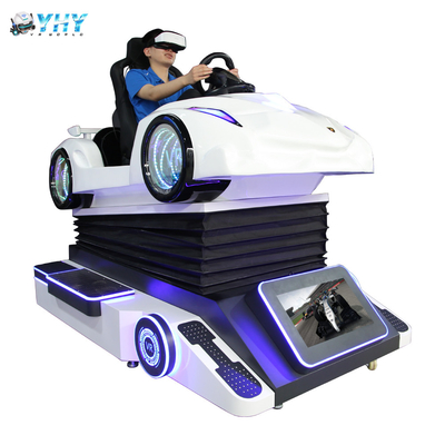 Realtà virtuale completa di moto che corre l'automobile del simulatore per il centro commerciale